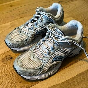 Saucony running shoes; women’s 7.5